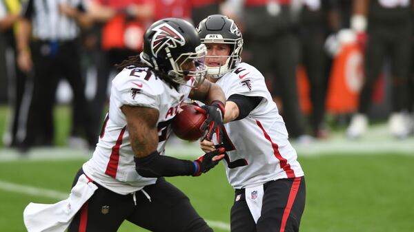 Atlanta Falcons quarterback Matt Ryan (2) hands off to running back Todd Gurley (21) against the Tampa Bay Buccaneers Sunday, Jan. 3, 2021, in Tampa, Fla. (Jason Behnken/AP)