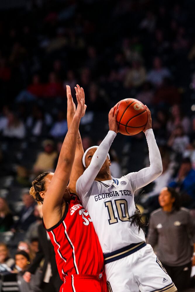 Georgia forward Javyn Nicholson defends Georgia Tech's Bianca Jackson on Sunday in Atlanta. (CHRISTINA MATACOTTA / FOR THE ATLANTA JOURNAL-CONSTITUTION)