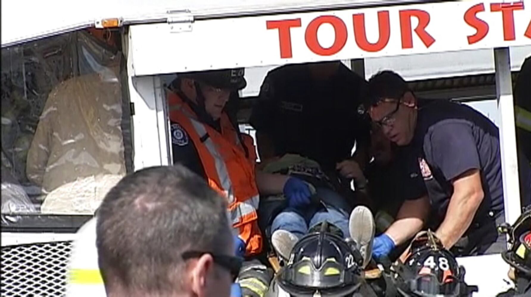 4 dead in crash between Duck vehicle, bus