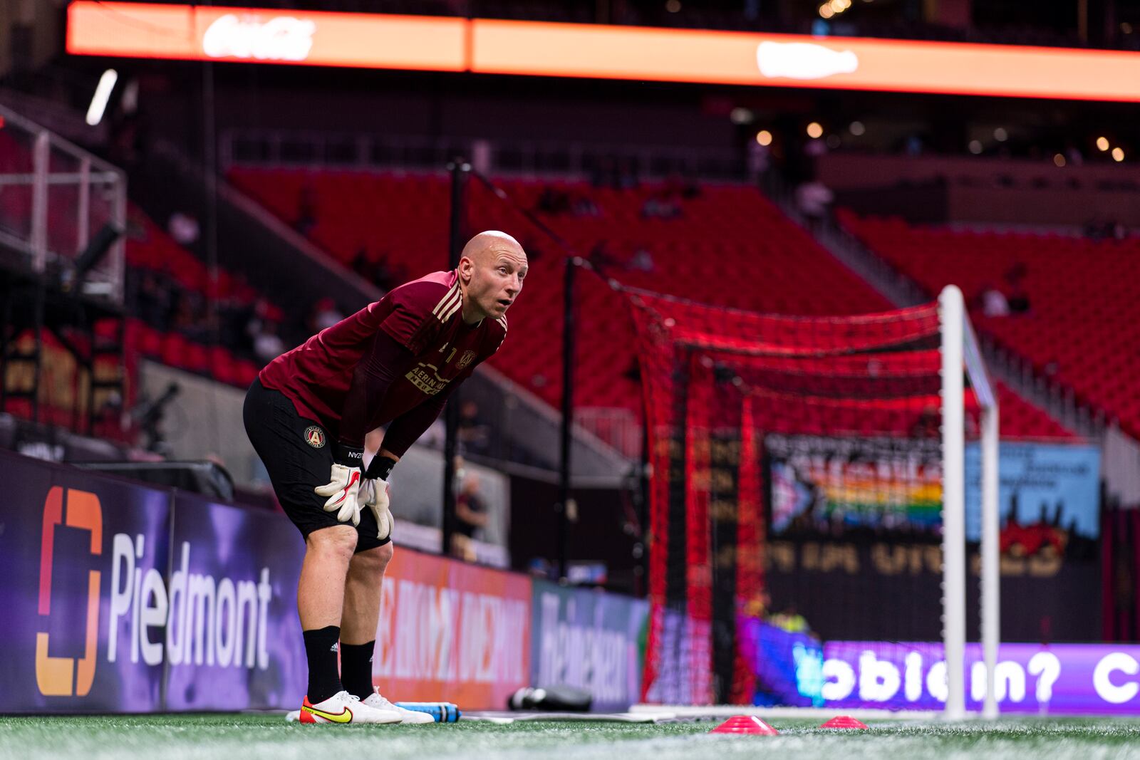 Atlanta United goalkeeper Brad Guzan (1) warms up before the match against NYCFC Wednesday, Oct. 20, 2021, at Mercedes-Benz Stadium in Atlanta. (Jacob Gonzalez/Atlanta United)