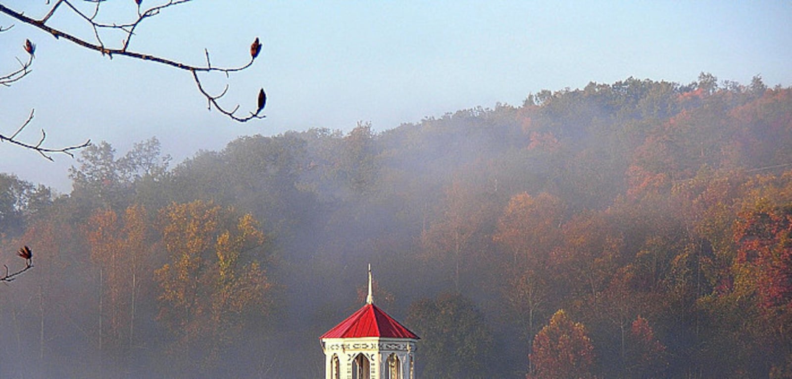 When the leaves turn color in Georgia, a drive to Hardman Farm State Historic Site allows leaf peepers to enjoy the autumn colors on the drive and at their destination.