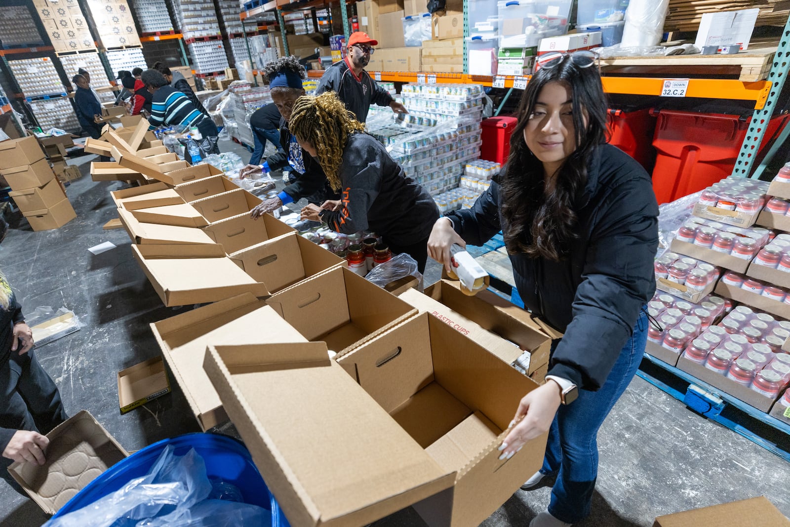  Volunteers assembling the hot meals Hosea Helps delivers to people around Atlanta on Thursday, November 23, 2023.  (Steve Schaefer/steve.schaefer@ajc.com)