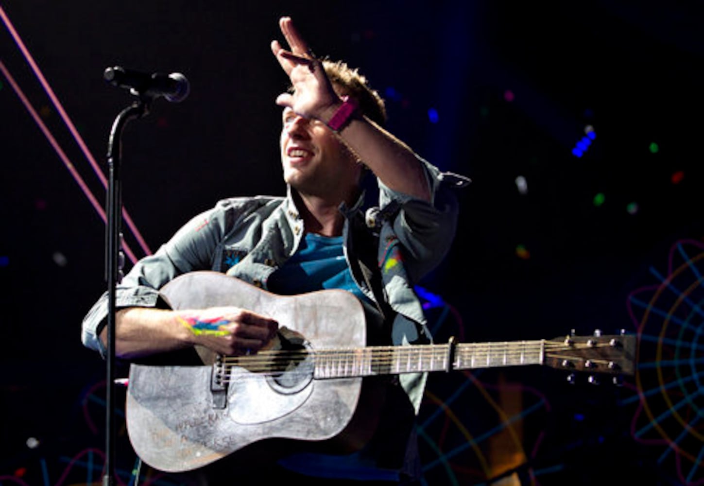 Coldplay kicks off tour