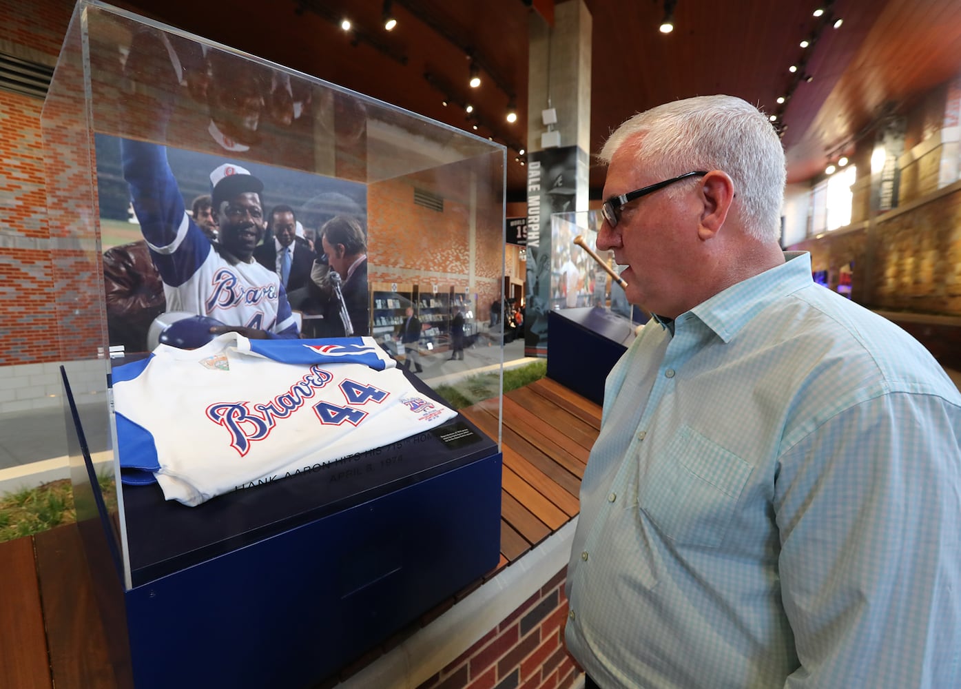 SunTrust Park honors Hank Aaron