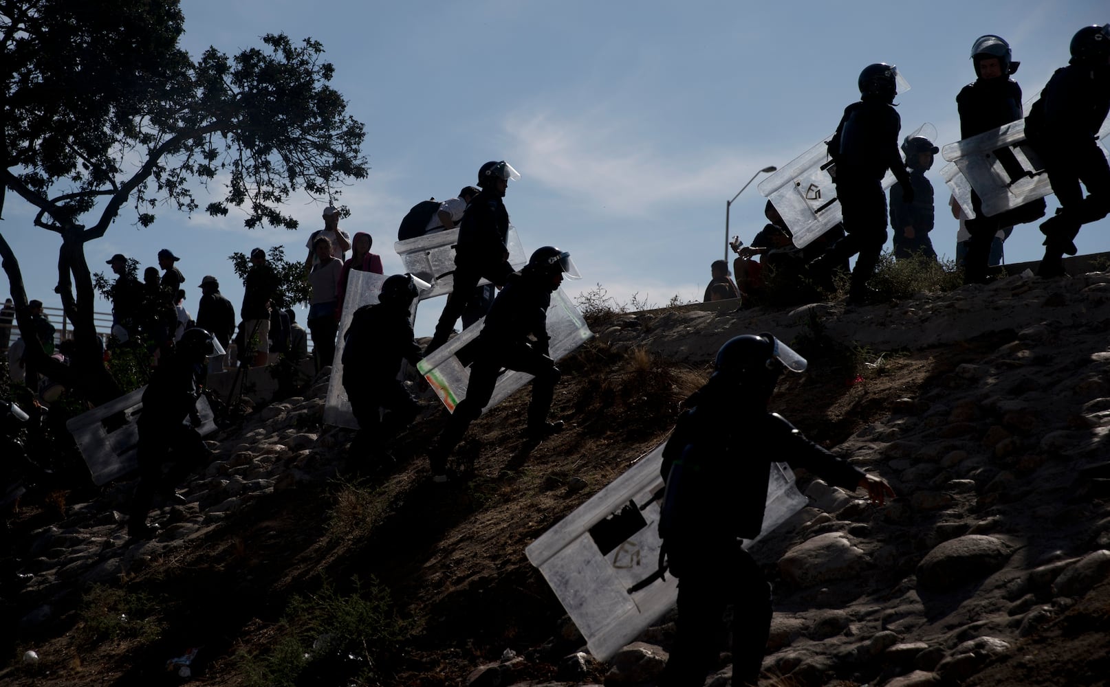 Migrants, authorities clash on US-Mexico border