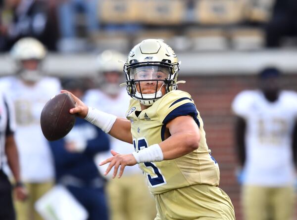 Georgia Tech quarterback Jordan Yates (13) prepares to get off a pass. (Hyosub Shin / Hyosub.Shin@ajc.com)