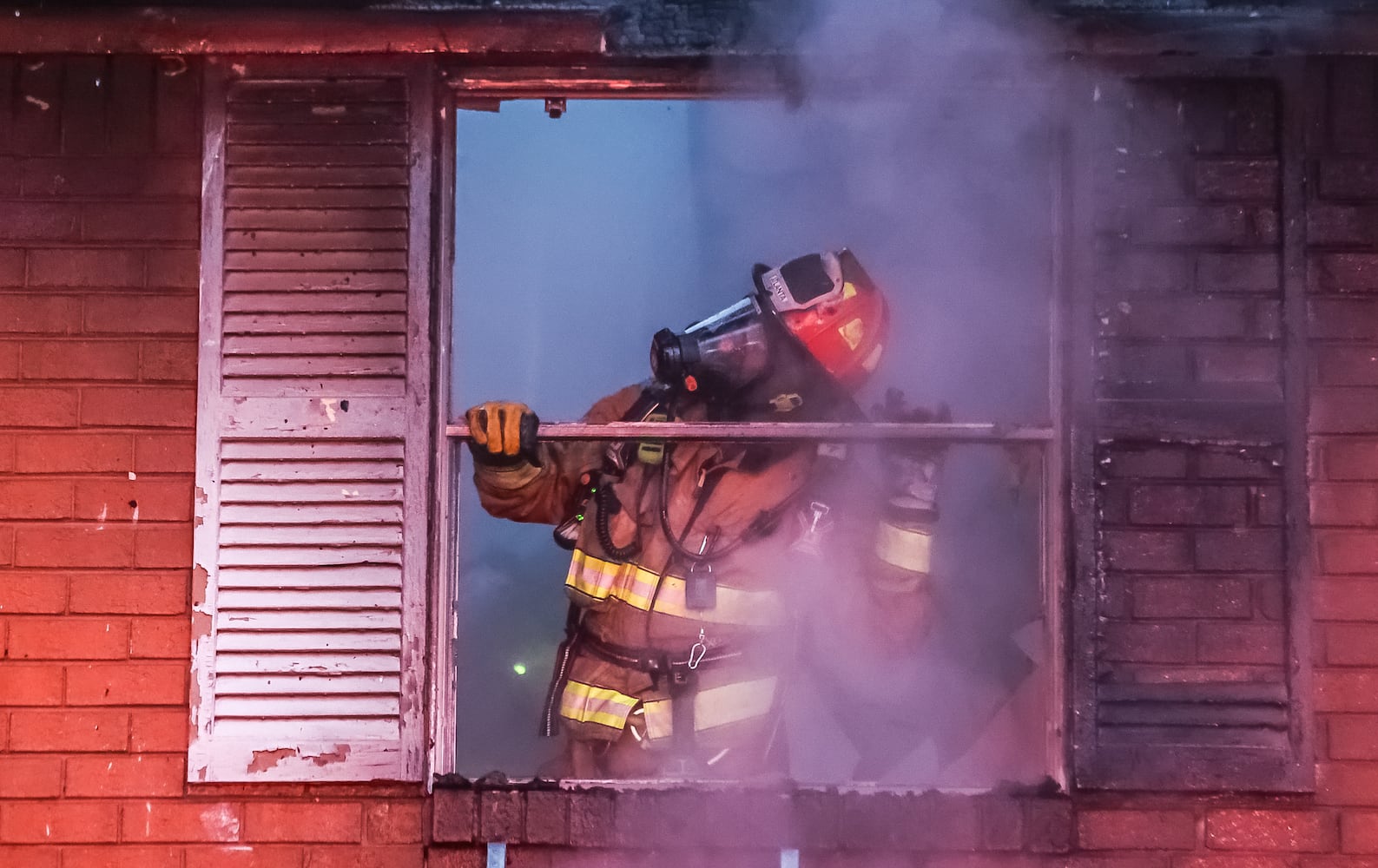 Southwest Atlanta apartment fire rescue