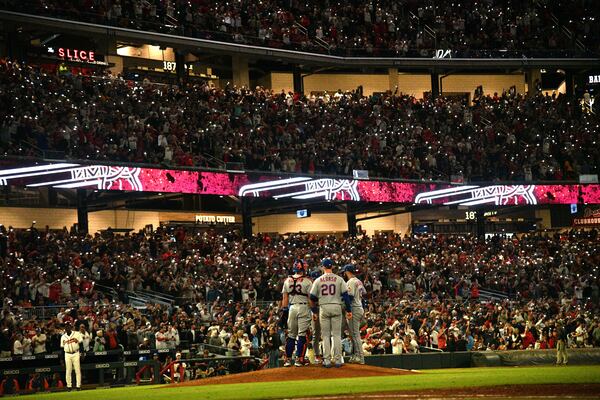 October 2, 2022 Atlanta -New York Mets' starting pitcher Chris Bassitt (40) is dejected after allowing 2-RBI singles by Atlanta Braves' catcher Travis d'Arnaud (16) in the 3rd inning at Truist Park on Sunday, October 2, 2022. (Hyosub Shin / Hyosub.Shin@ajc.com)