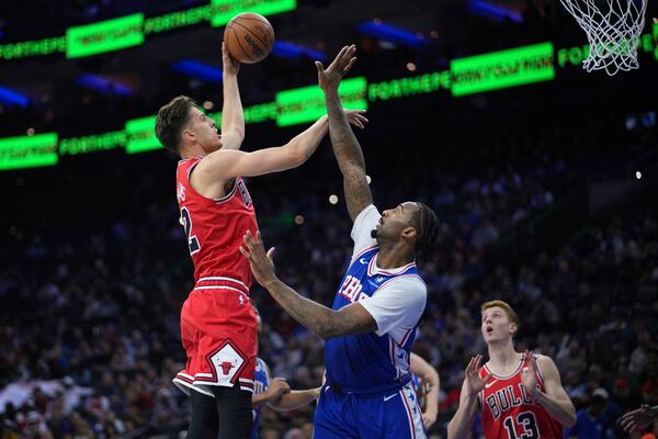 Chicago Bulls' Zach Collins, left, goes up for a shot against Philadelphia 76ers' Andre Drummond during the second half of an NBA basketball game Monday, Feb. 24, 2025, in Philadelphia. (AP Photo/Matt Slocum)