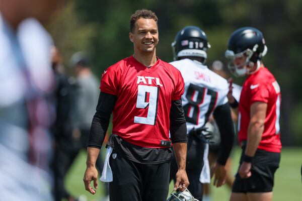 Atlanta Falcons quarterback Desmond Ridder talks with teammates during OTAs at the Atlanta Falcons Training Camp, Wednesday, May 24, 2023, in Flowery Branch, Ga. Also shown is quarterback Austin Aune. (Jason Getz / Jason.Getz@ajc.com)