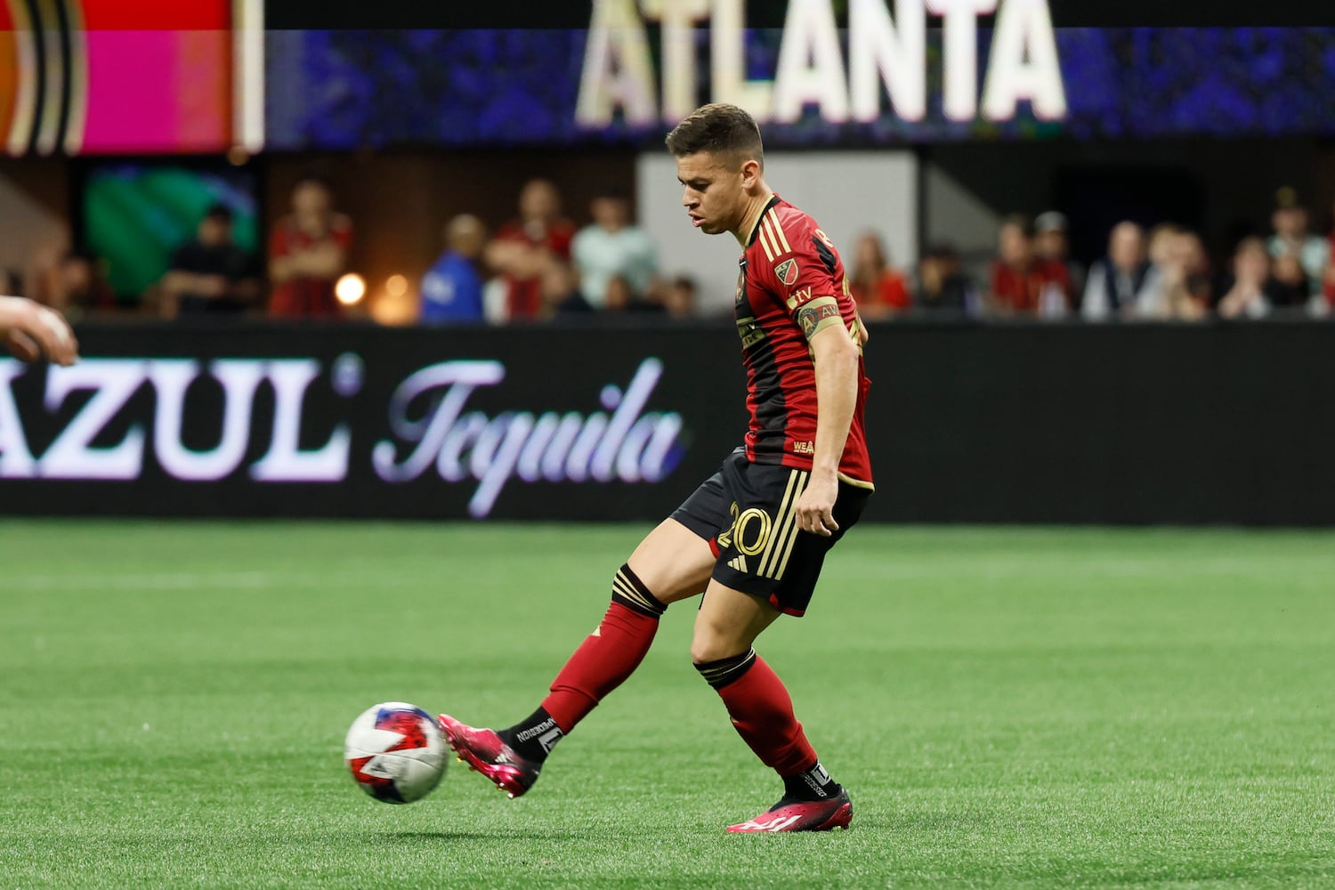 Atlanta United midfielder Mateus Rossetto (20) controls the ball against Liga MX Toluca.  Miguel Martinez / miguel.martinezjimenez@ajc.com