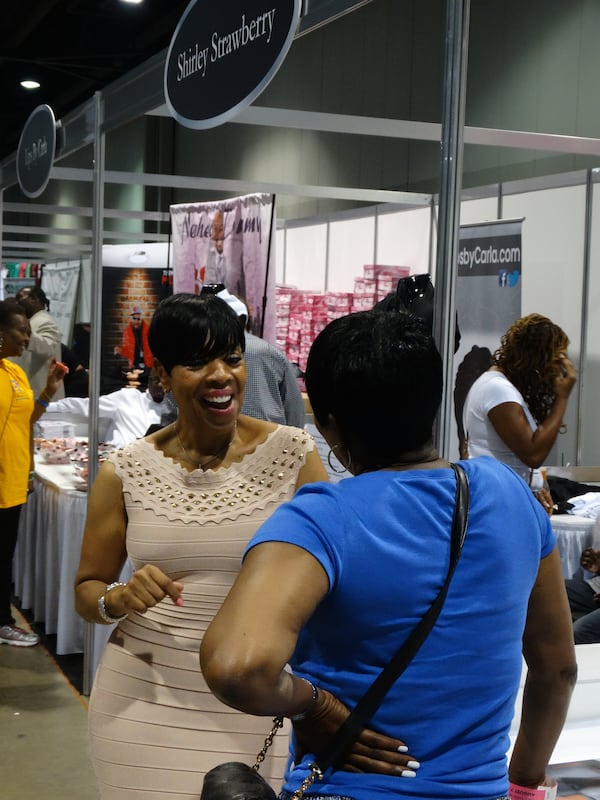 Shirley Strawberry meets with a fan on the expo floor. CREDIT: Rodney Ho/ rho@ajc.com