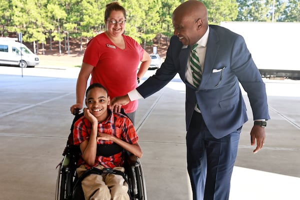 Gwinnett County Public Schools Superintendent Calvin Watts shares a laugh with ninth grade student Qwayvone Taylor and his teacher Buffy McPherson in Lawrenceville on Thursday, Sept. 1, 2022. (Natrice Miller/ natrice.miller@ajc.com)