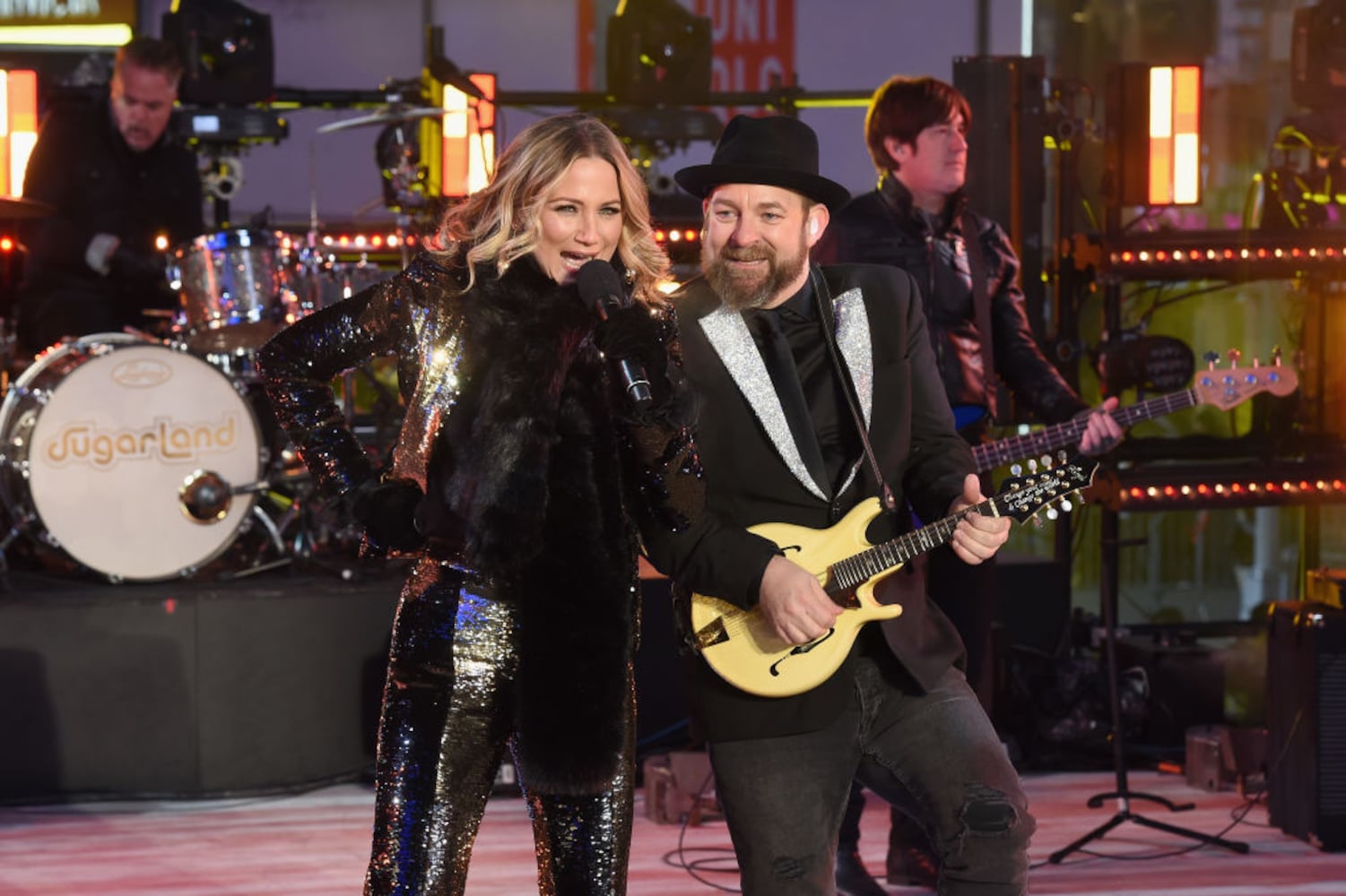 freezing temps dont deter crowds at times square for new years eve