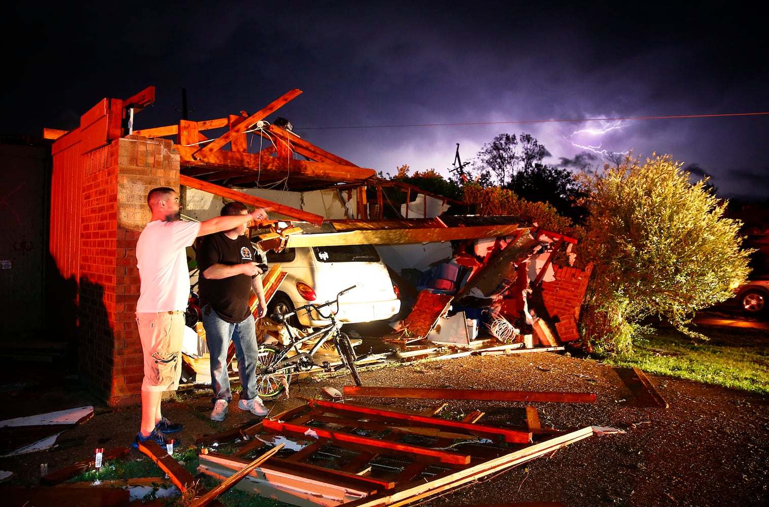 10 tornadoes damage several towns