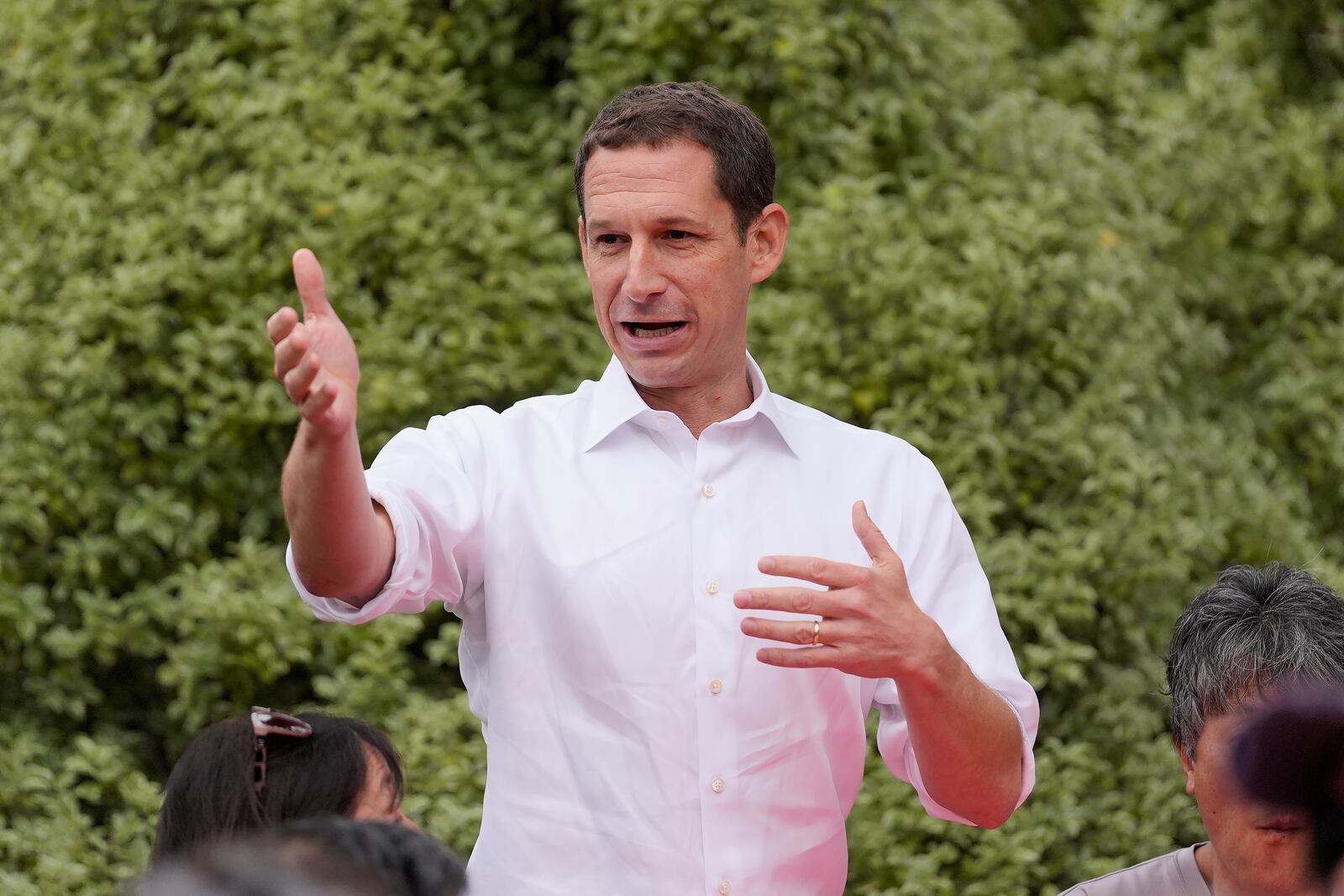 FILE - San Francisco mayoral candidate Daniel Lurie gestures while meeting with people at a neighborhood event in San Francisco, Saturday, Sept. 21, 2024. (AP Photo/Jeff Chiu, File)