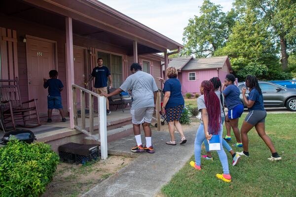 Malachi Project volunteers spread out to serve neighbors in the McDonough Housing Authority Complex. PHIL SKINNER/ FOR THE AJC