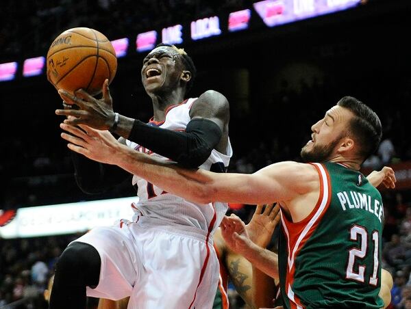 Milwaukee Bucks' Miles Plumlee (21) fouls Atlanta Hawks' Dennis Schroder, left, in the first half of an NBA basketball game Monday, March 30, 2015, in Atlanta. (AP Photo/David Tulis) Dennis Schroder on the night he hurt his toe. (David Tulis/AP photo)