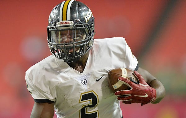 Colquitt County receiver Kiel Pollard (2) runs for a touchdown in the Class AAAAAA state championship at the Georgia Dome. (Hyosub Shin/AJC)