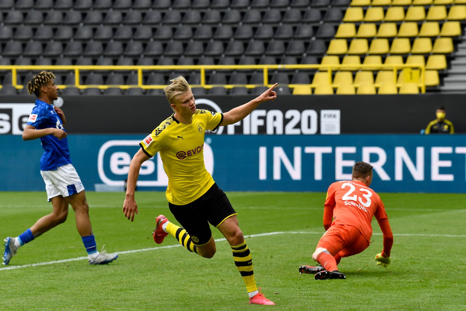 Photos: Soccer returns without fans in Germany