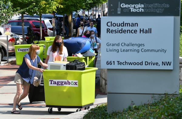 August 8, 2020 Atlanta - New Georgia Tech students with the assistance of their families begin moving in for the fall semester in Georgia Tech campus on Saturday, August 8, 2020. Students will moving in to dorms for the beginning of the semester. With requirements for masks and social distancing, this yearÕs move-in run over 2 days with students signing up for move-in time slots.(Hyosub Shin / Hyosub.Shin@ajc.com)