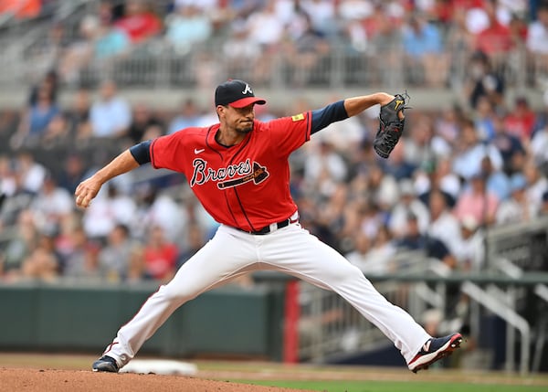 Atlanta Braves starting pitcher Charlie Morton throws against the Chicago White Sox. (Hyosub Shin / Hyosub.Shin@ajc.com)