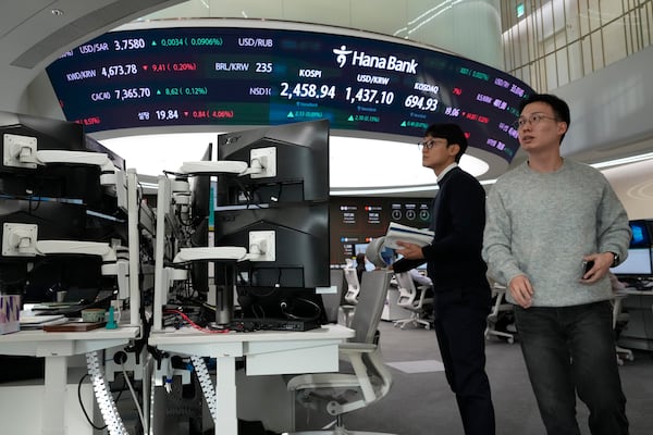 Currency traders work at the foreign exchange dealing room of the KEB Hana Bank headquarters in Seoul, South Korea, Wednesday, Dec. 18, 2024. (AP Photo/Ahn Young-joon)