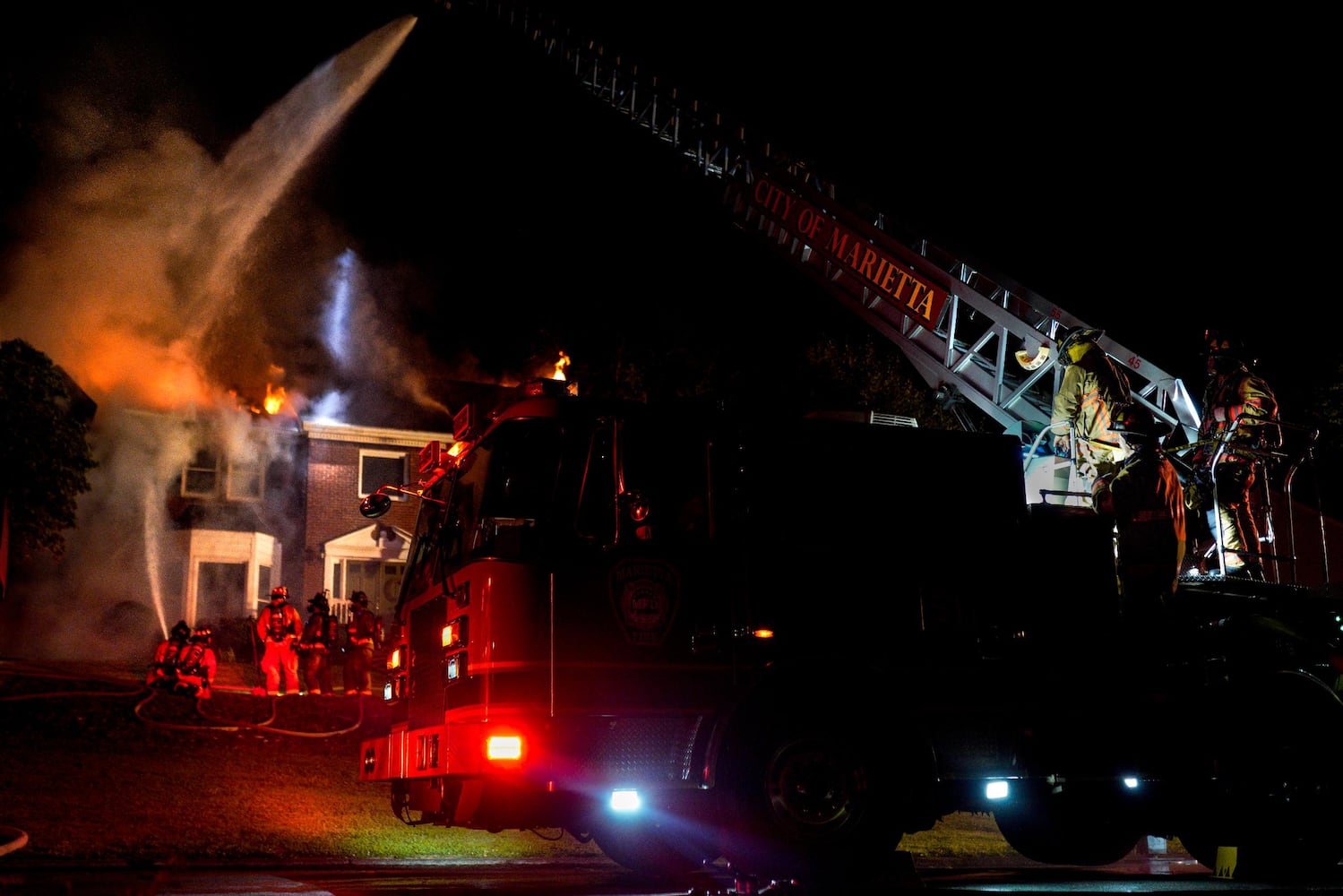 Marietta fire department responded early Tuesday morning to a house fire on Autumn Chase court in Marietta. Units from Cobb and Marietta fire department quickly knocked down the blaze. (Ben Hendren for the Atlanta Journal Constitution)