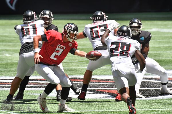 Falcons quarterback Matt Ryan (2) makes a handoff to running back Mike Davis (28) during open practice Saturday, Aug. 7, 2021, at the Mercedes-Benz Stadium in Atlanta. (Hyosub Shin / Hyosub.Shin@ajc.com)