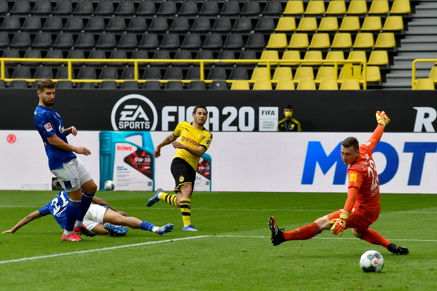 Photos: Soccer returns without fans in Germany