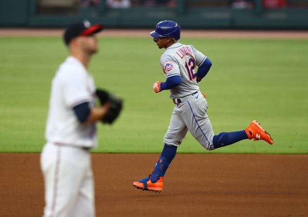 081722 Atlanta: New York Mets batter Franciso Lindor rounds the bases on his solo homer past Atlanta Braves starting pitcher Jake Odorizzi going back-to-back with Sterling Marte for a 2-0 lead during the first inning in a MLB baseball game on Wednesday, August 17, 2022, in Atlanta.   “Curtis Compton / Curtis Compton@ajc.com