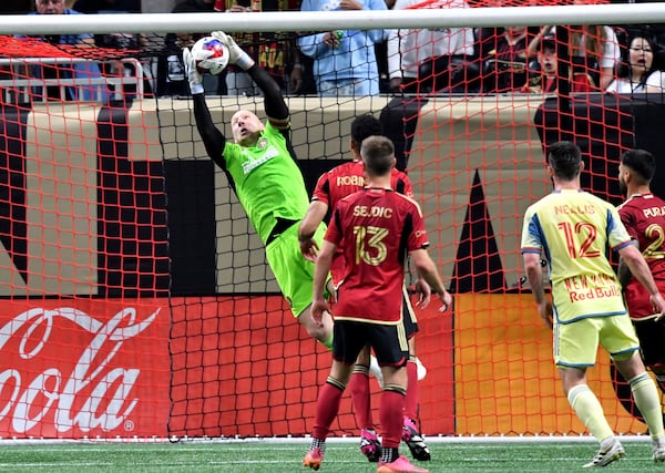 Atlanta United's goalkeeper Brad Guzan grabs a shot during the second half. (Hyosub Shin / Hyosub.Shin@ajc.com)