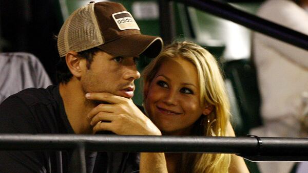 KEY BISCAYNE, FL - APRIL 02:  Enrique Iglesias and girlfriend Anna Kournikova watch as Venus Williams plays her semifinal match against Serena Williams at the Sony Ericsson Open at the Crandon Park Tennis Center on April 2, 2009 in Key Biscayne, Florida.  (Photo by Al Bello/Getty Images)