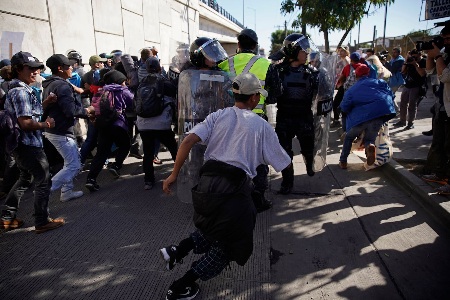 Migrants, authorities clash on US-Mexico border