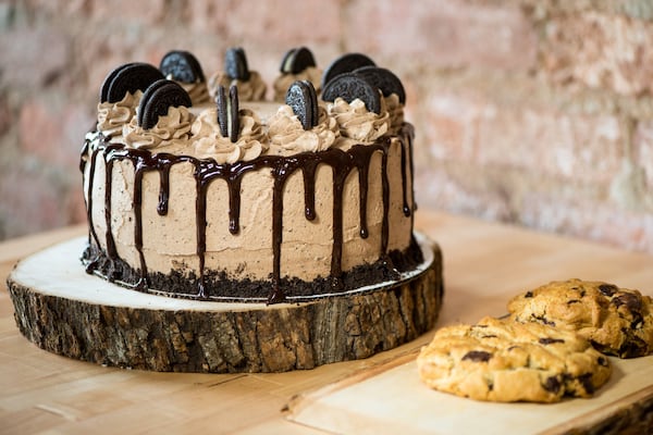  4 Rivers Smokehouse Oreo Cake and chocolate chip cookies. Photo crecit- Mia Yakel.