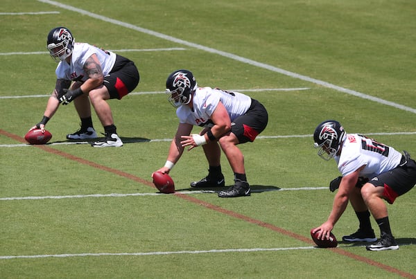 051421 Flowery Branch: Atlanta Falcons offensive lineman Joe Sculthorpe (from left), Drew Dalman, and Ryan Neuzil works from center during rookie minicamp on Friday, May 14, 2021, in Flowery Branch.     “Curtis Compton / Curtis.Compton@ajc.com”