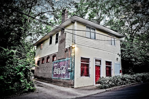 At Grocery on home, Matt Arnett hosts concerts in his Grant Park house.