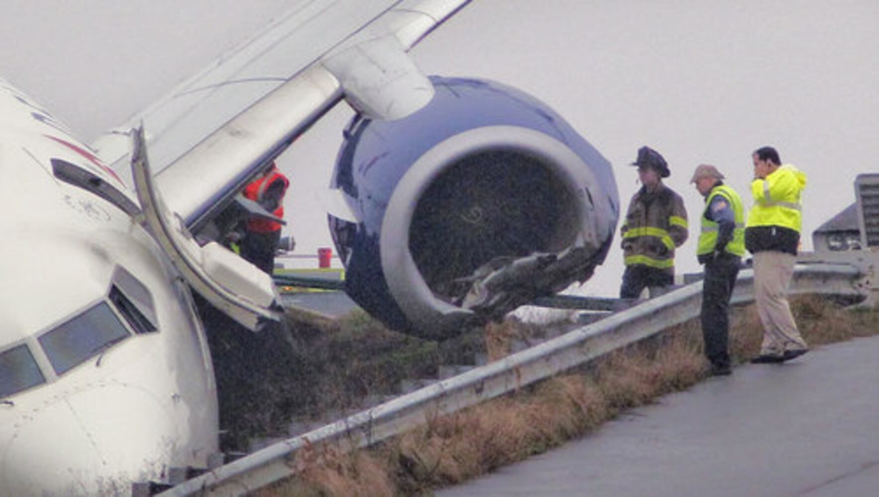 Delta jet runs off taxiway at Hartsfield-Jackson