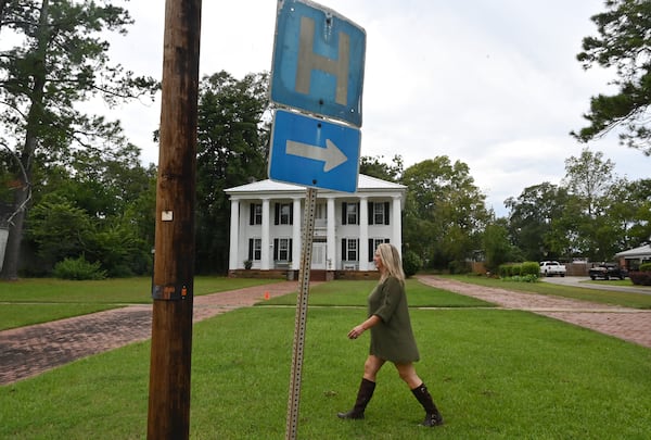 Laura Wiggins walks back to her home after visiting Southwest Georgia Regional Medical Center in Cuthbert. When Wiggins had a heart attack, the hospital staff was able to identify what was happening, put her on proper medicine and then make plans to get her transferred to Emory, which could treat her condition. (Hyosub Shin / Hyosub.Shin@ajc.com)