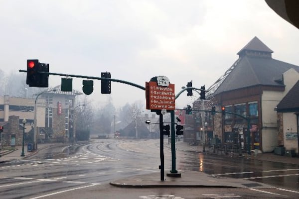 Smoke fills the air and surrounds Gatlinburg businesses and resorts in the wake of a wildfire in Tennessee. (Credit: Brian Blanco / Getty Images)