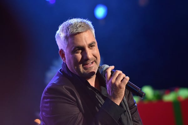  HOLLYWOOD, CA - NOVEMBER 29: Singer Taylor Hicks performs onstage during the 2015 Hollywood Christmas Parade on November 29, 2015 in Hollywood, California. (Photo by Mike Windle/Getty Images for The Hollywood Christmas Parade)