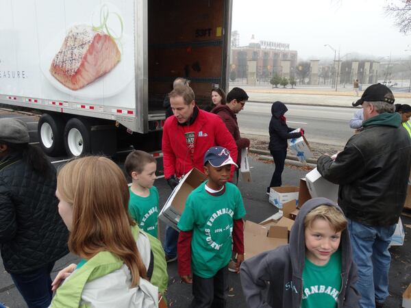 Vinnie Politan of "Atlanta Live" helping out boxing canned goods. CREDIT: Rodney Ho/rho@ajc.com