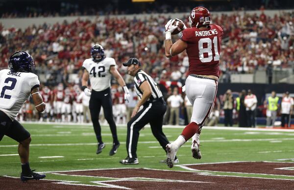 ARLINGTON, TX - DECEMBER 2: Mark Andrews #81 of the Oklahoma Sooners catches a touchdown pass as Niko Small #2 and Ty Summers #42 of the TCU Horned Frogs looks on in the first half of the Big 12 Championship AT&T Stadium on December 2, 2017 in Arlington, Texas. (Photo by Ron Jenkins/Getty Images)