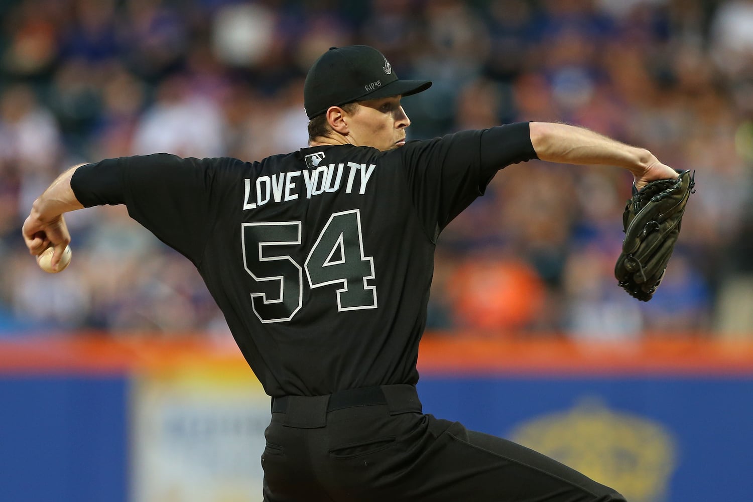 Photos: Braves have winning look in black uniforms