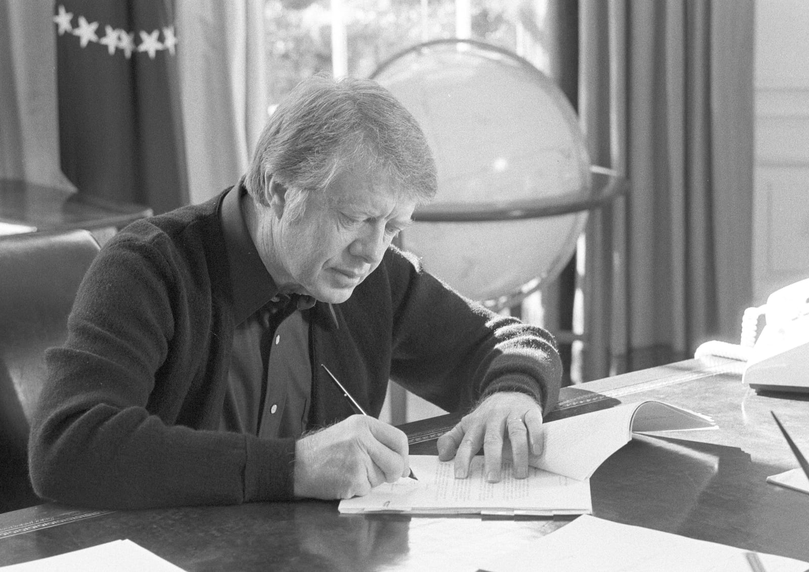 Carter works at his desk in the Oval Office on Feb. 8, 1977. (Jimmy Carter Library)