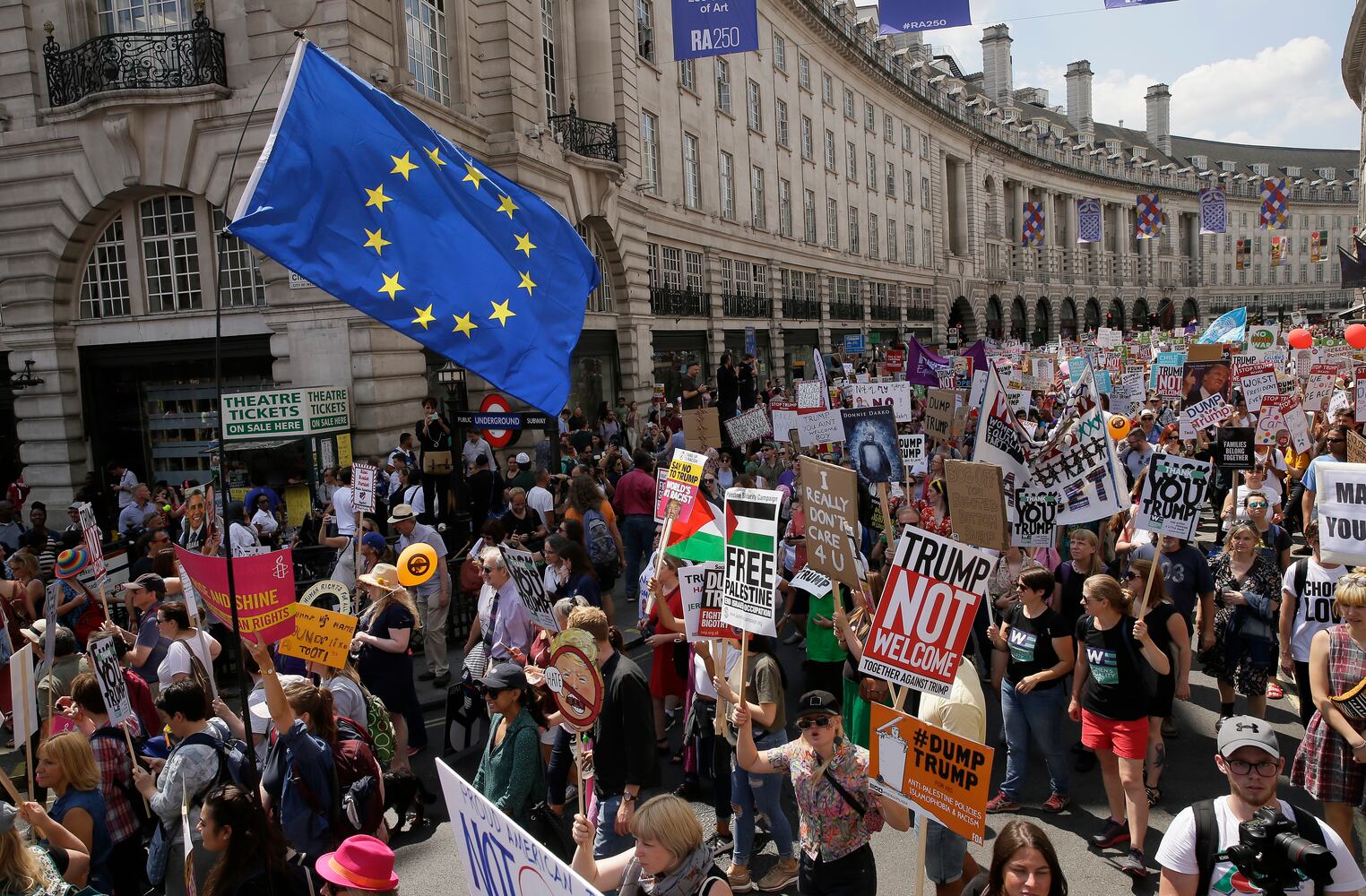 Photos: Protesters greet Trump during UK visit