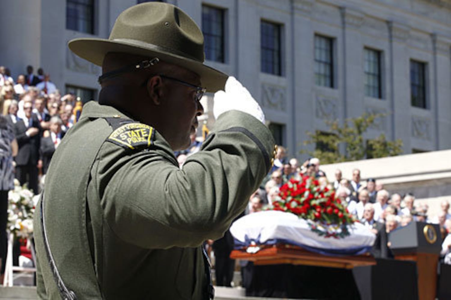 Presidents Obama, Clinton attend Byrd funeral