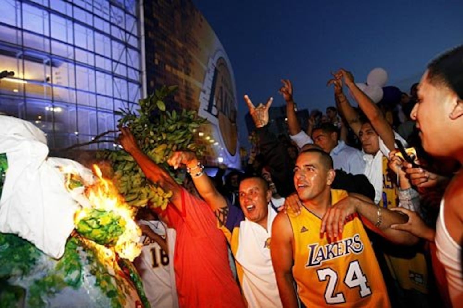 Lakers fans riot in L.A. after NBA title