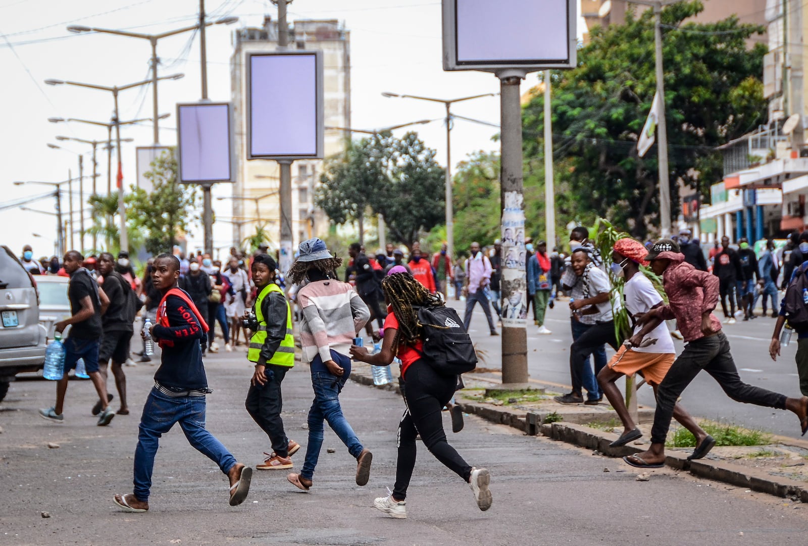 Protesters disperse as police deploy in Maputo, Mozambique, Thursday, Nov. 7, 2024. Protesters dispute the outcome of the Oct. 9 elections, which saw the ruling Frelimo party extend its 49-year rule. (AP Photo/Carlos Uqueio)