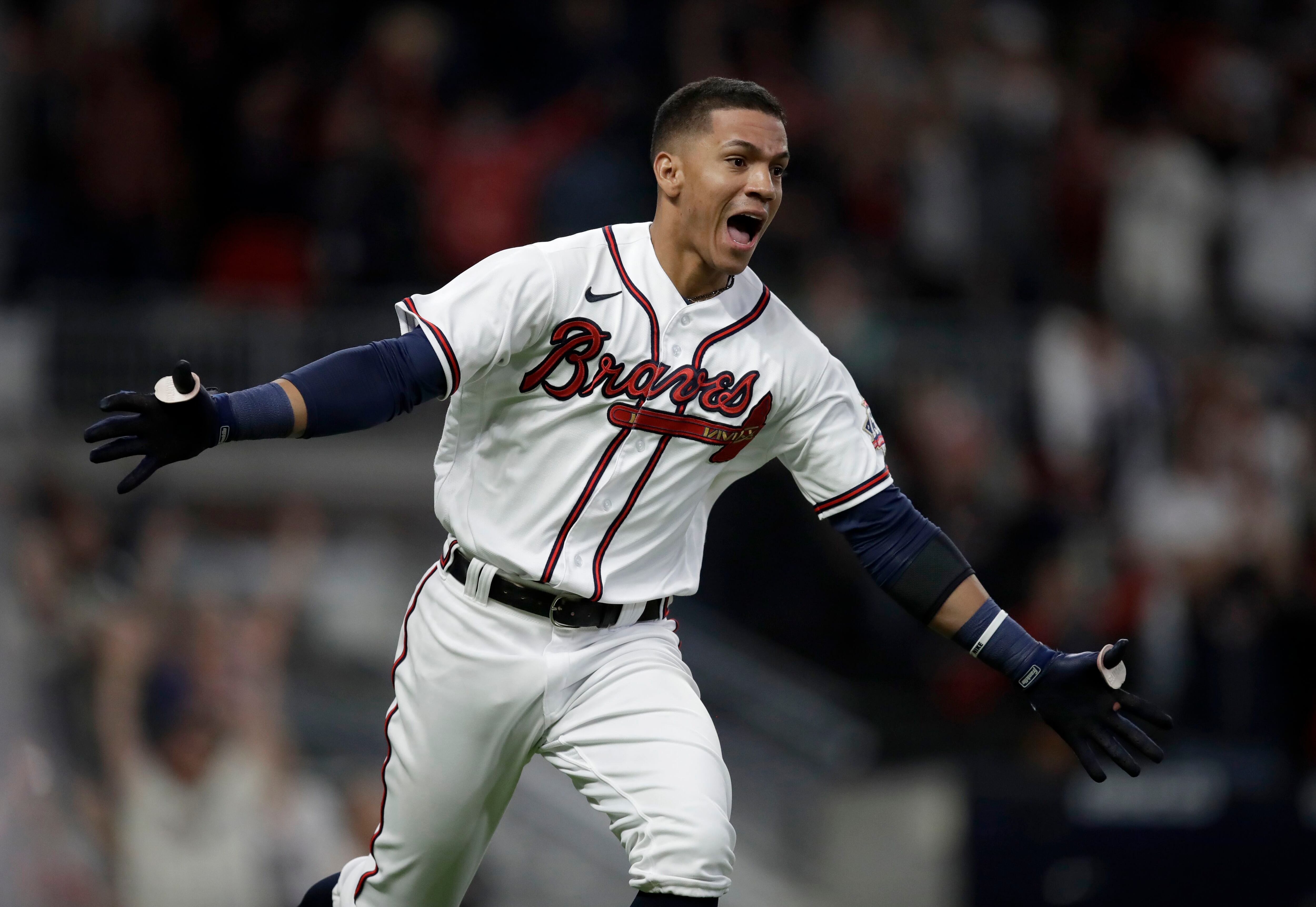 Ozzie Albies injury: Atlanta second baseman leaves game with apparent hand  injury - Battery Power